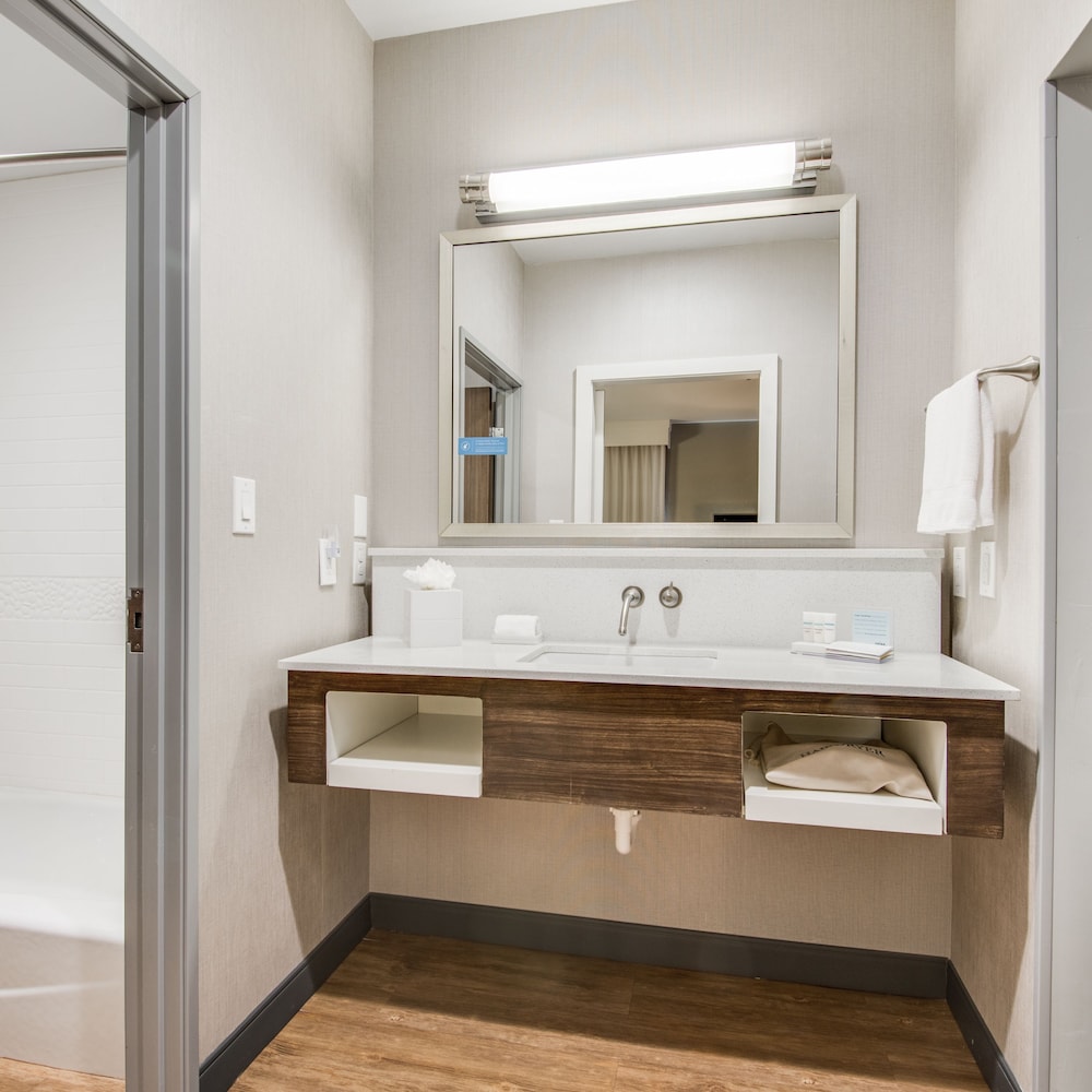 Hampton Inn & Suites Dallas/Ft. Worth Airport South, Photo 3