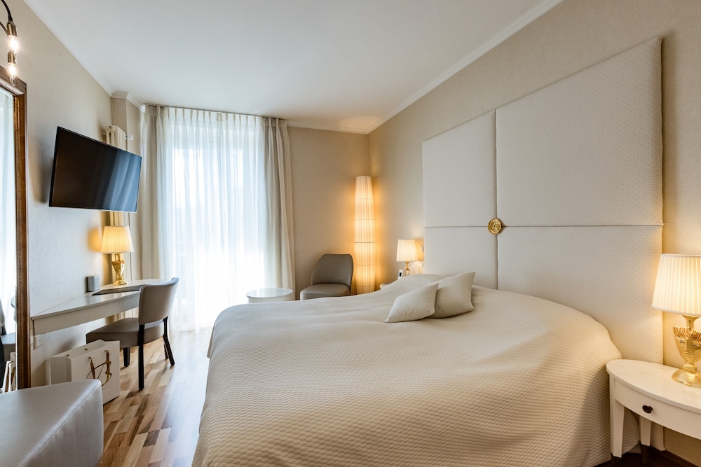 Double or Twin Room, River View - Photo 1