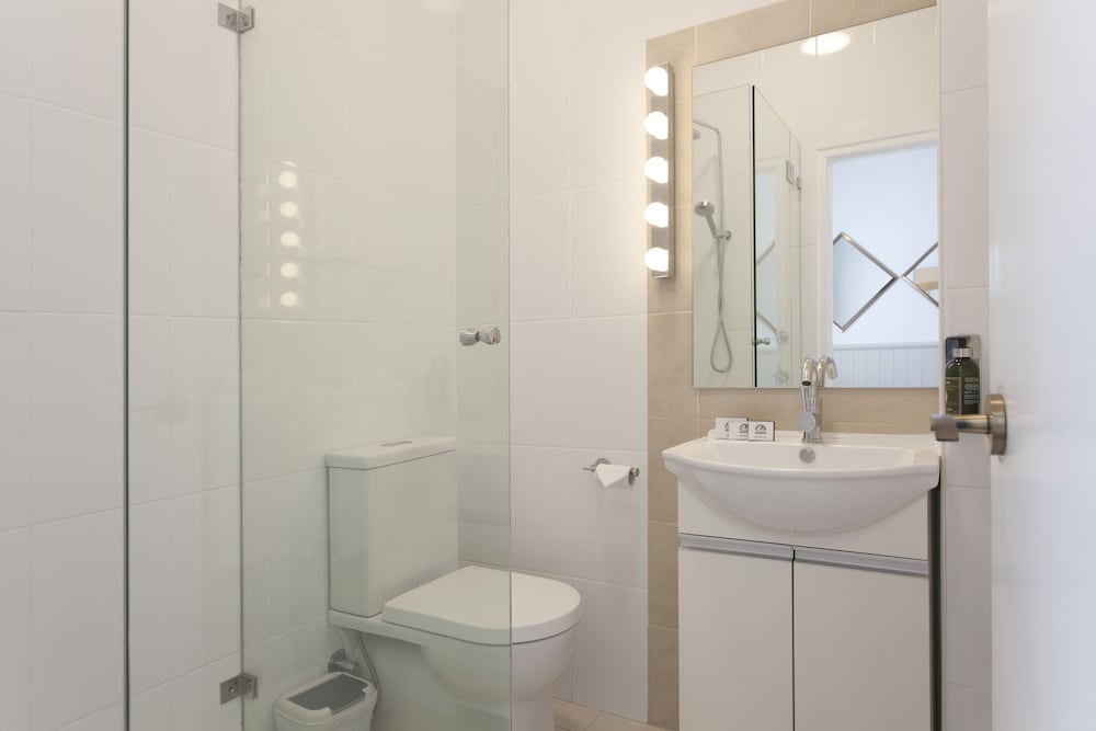 Double Room with Ensuite thumbnail 6