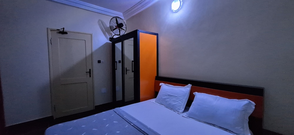 Economy Room, 1 Queen Bed photo 1