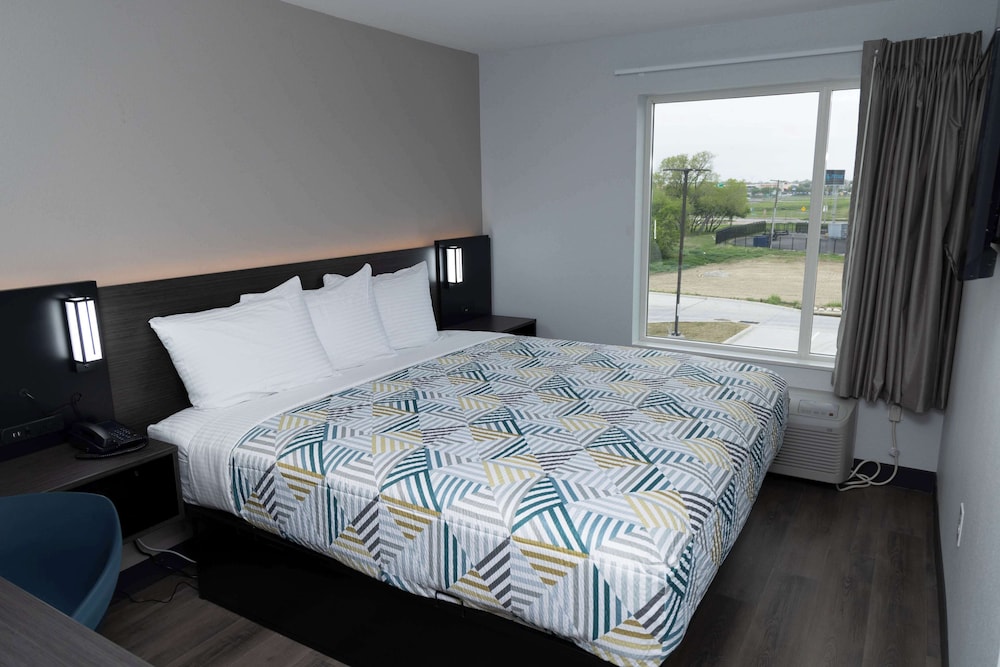 Standard Room, 1 King Bed, Non Smoking, Kitchenette - Photo 1