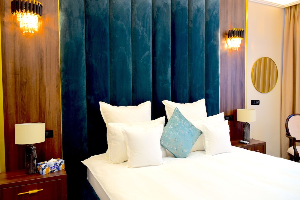 Business Suite, 1 King Bed with Sofa bed, Ensuite