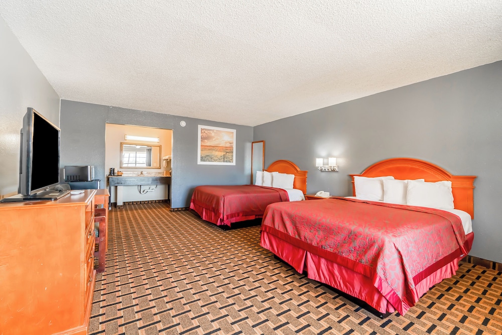 Room, 2 Queen Beds, Smoking photo 1