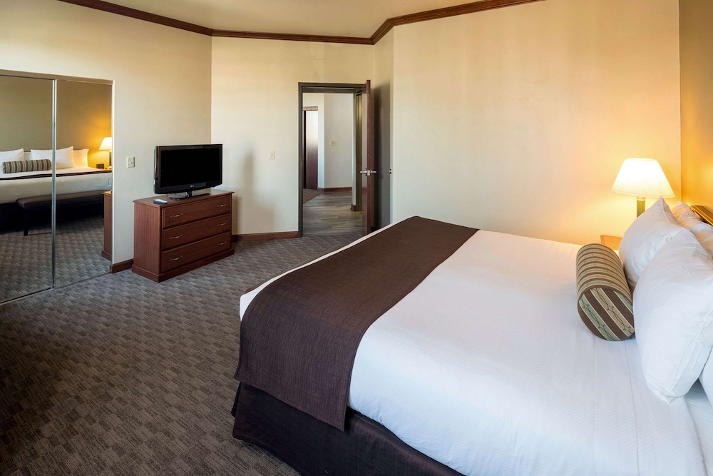 Suite, 1 King Bed, Non Smoking (Upgrade) - Photo 2