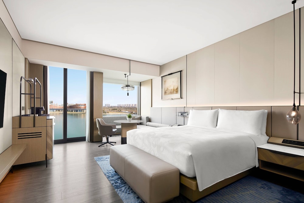 Room, 1 King Bed, Lake View