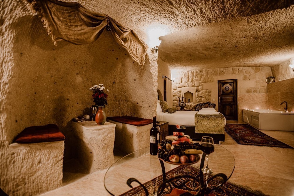 Suite Cave Room photo 3