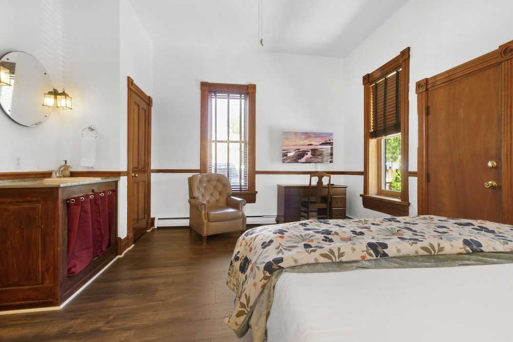 Standard Room, 1 Queen Bed