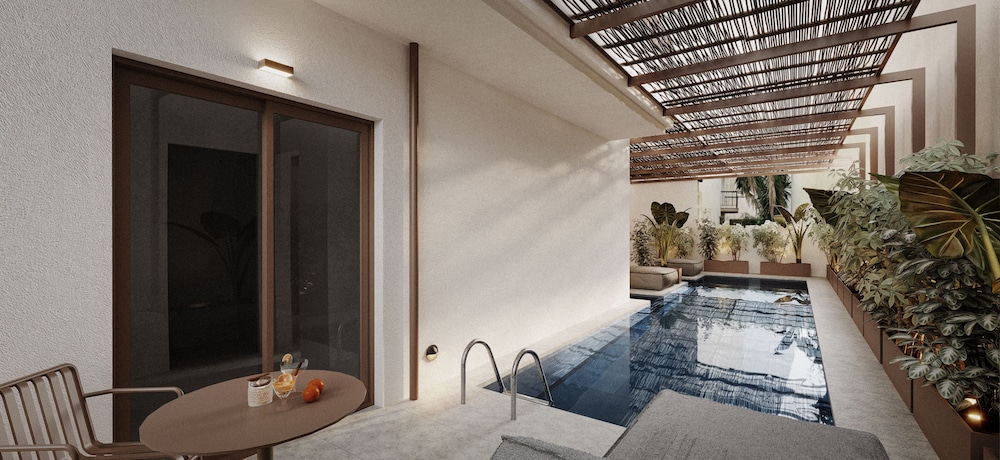 Swim-up King Suite