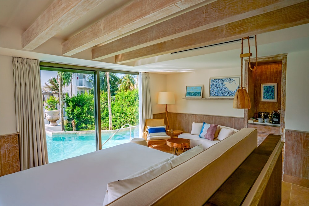 The Island Swim out Suite - Photo 1