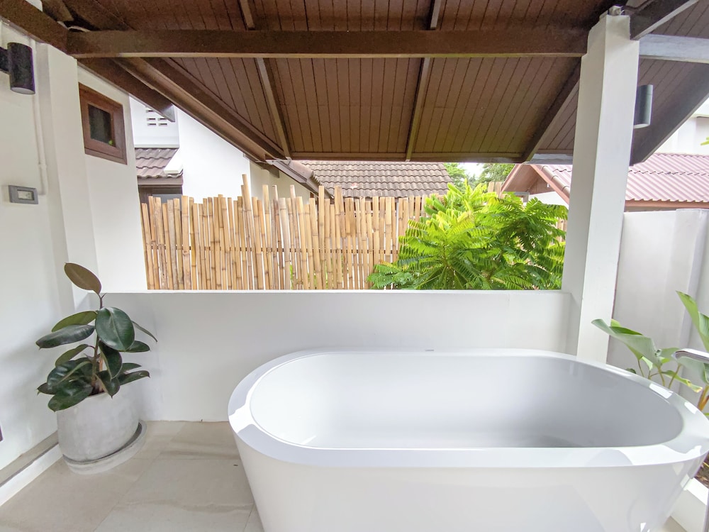 Private Villa with Bathtub - Photo 5