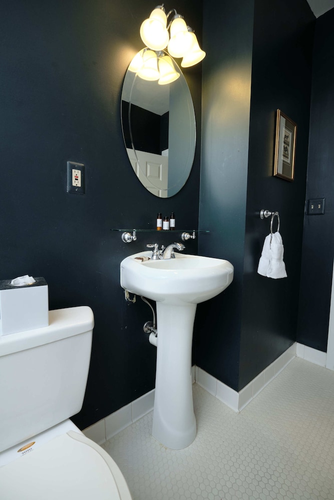 Queen Suite - Photo 16