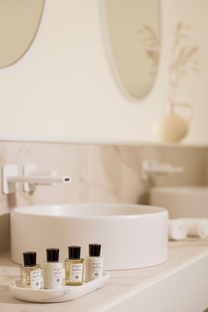 Signature Suite, Jetted Tub, Sea View - Photo 17