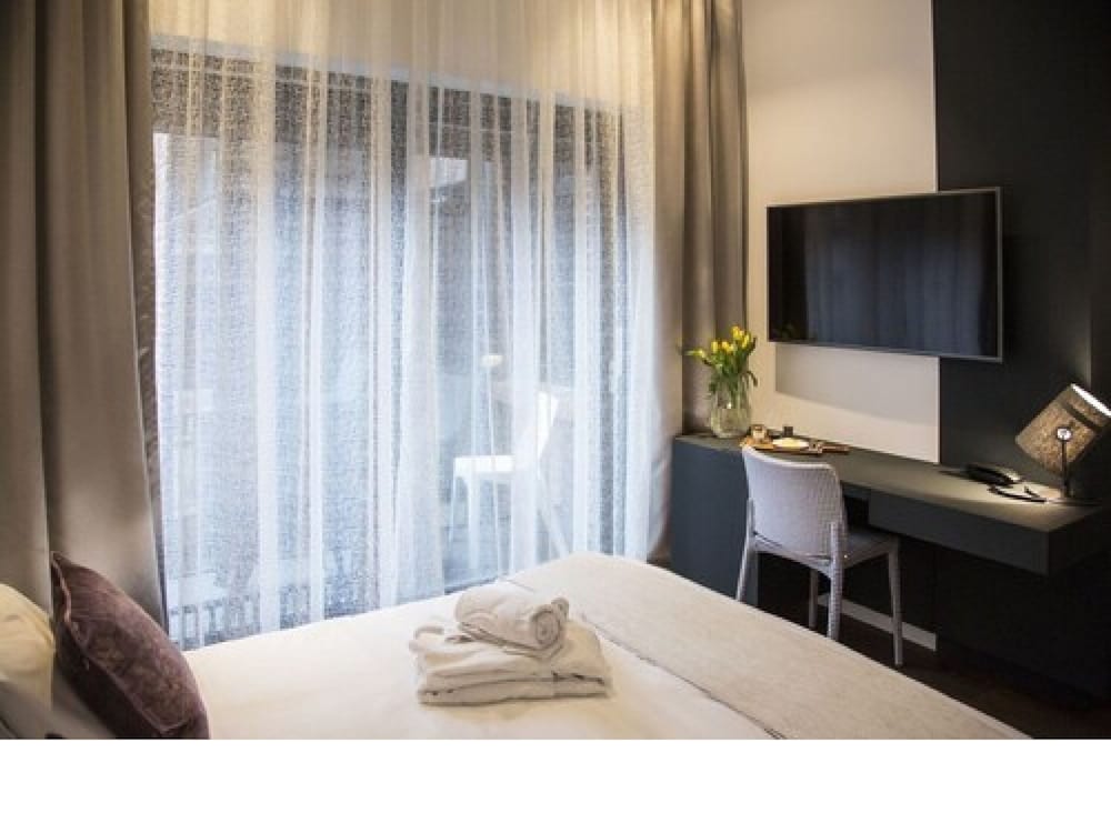 Standard Single Room, 1 Queen Bed, Balcony thumbnail 5