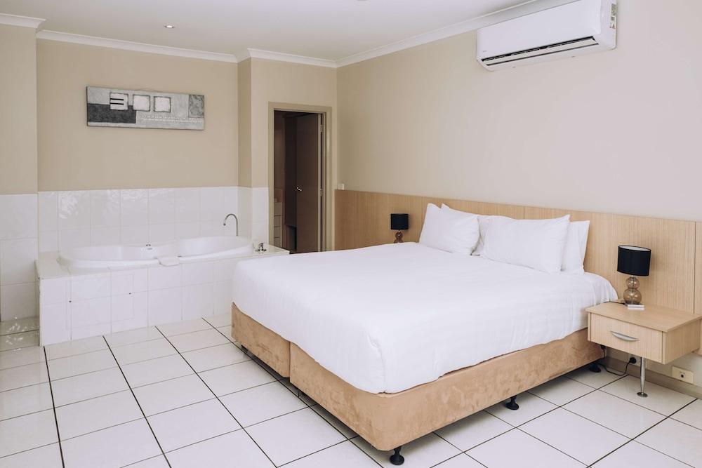 Standard Room, 1 King Bed, Jetted Tub, Ground Floor photo 1