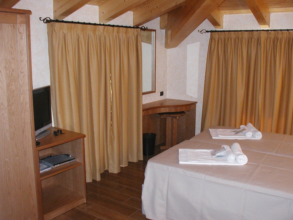 Family Quadruple Room, Balcony, Lake View photo 3