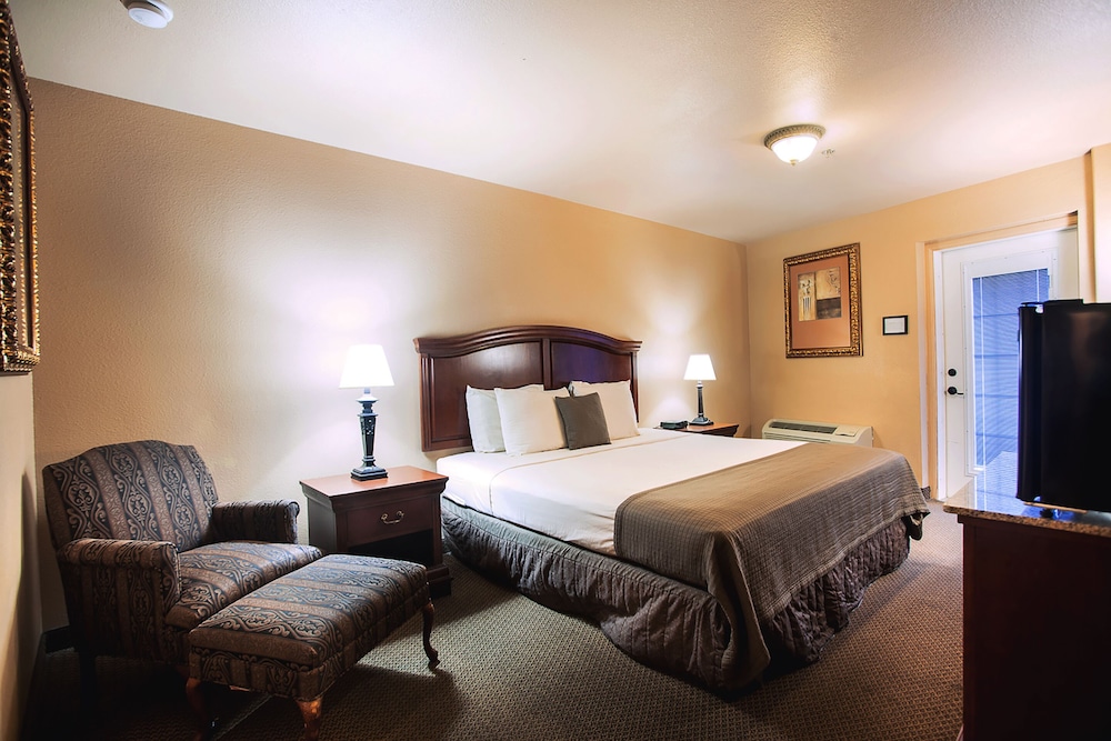 Room, 1 King Bed, Balcony - Photo 1
