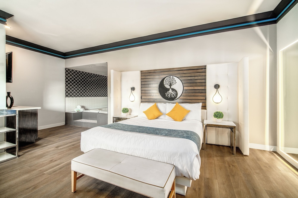 Royal Room, 1 King Bed, Jetted Tub