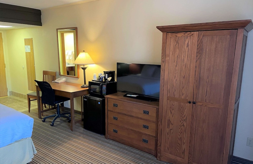 Standard Room, 1 Queen Bed With Sofa Bed, Non Smoking (With Sofabed) photo 2