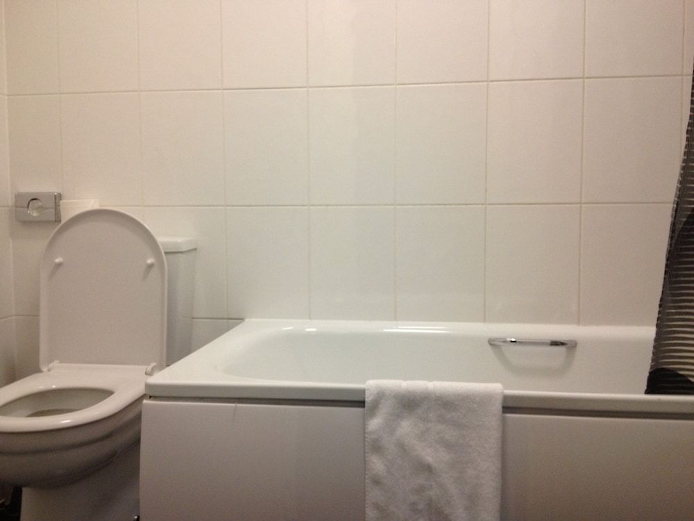 Triple Room, 3 Twin Beds, Ensuite photo 3