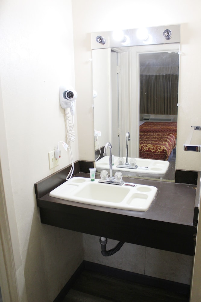 Basic Room, 1 Queen Bed photo 3
