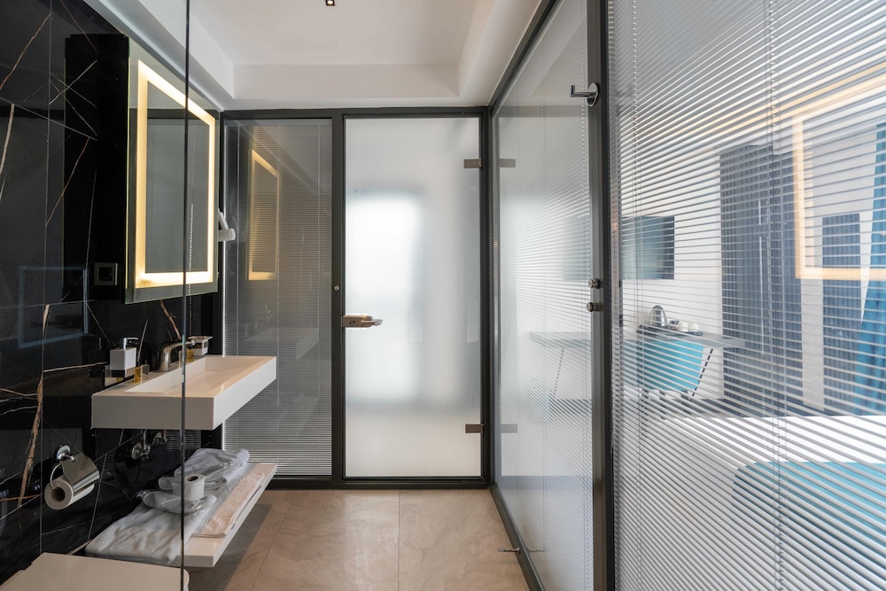 Deluxe Room, Balcony, Sea View - Photo 6