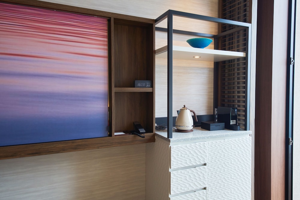 Deluxe Hollywood Twin Room, Non Smoking (With Club Pool & Lounge Access) - Photo 21