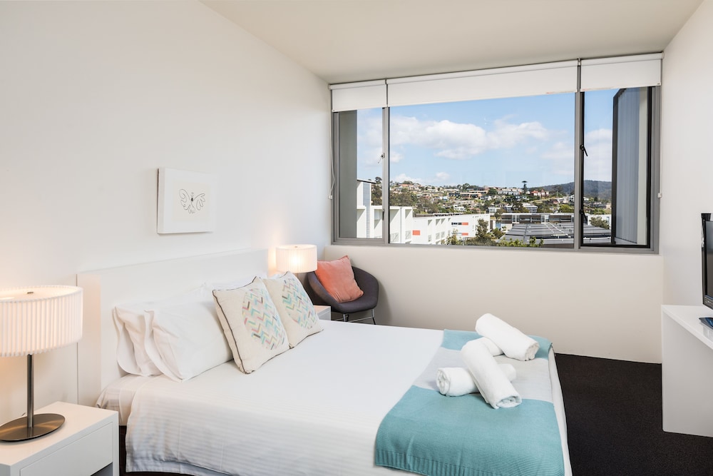 Three Bedroom Sub-Penthouse - Photo 12