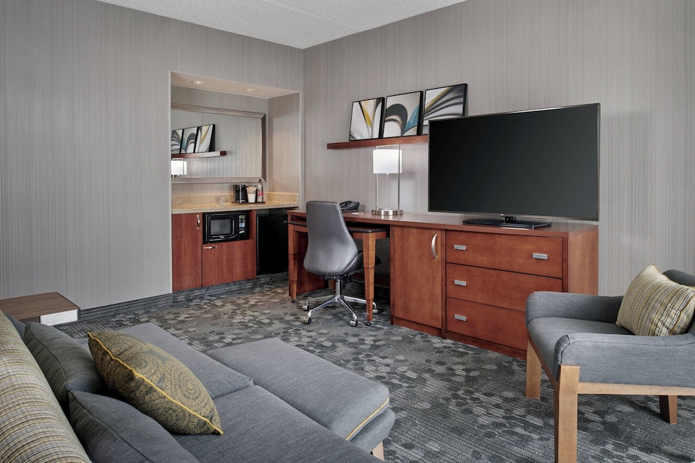 Suite, 1 Bedroom, Courtyard View - Photo 4