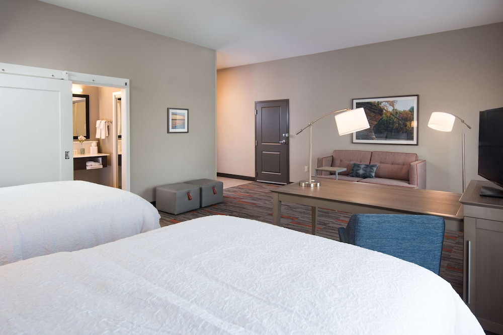 Studio Suite, 2 Queen Beds, Refrigerator & Microwave (Wet Bar) photo 2