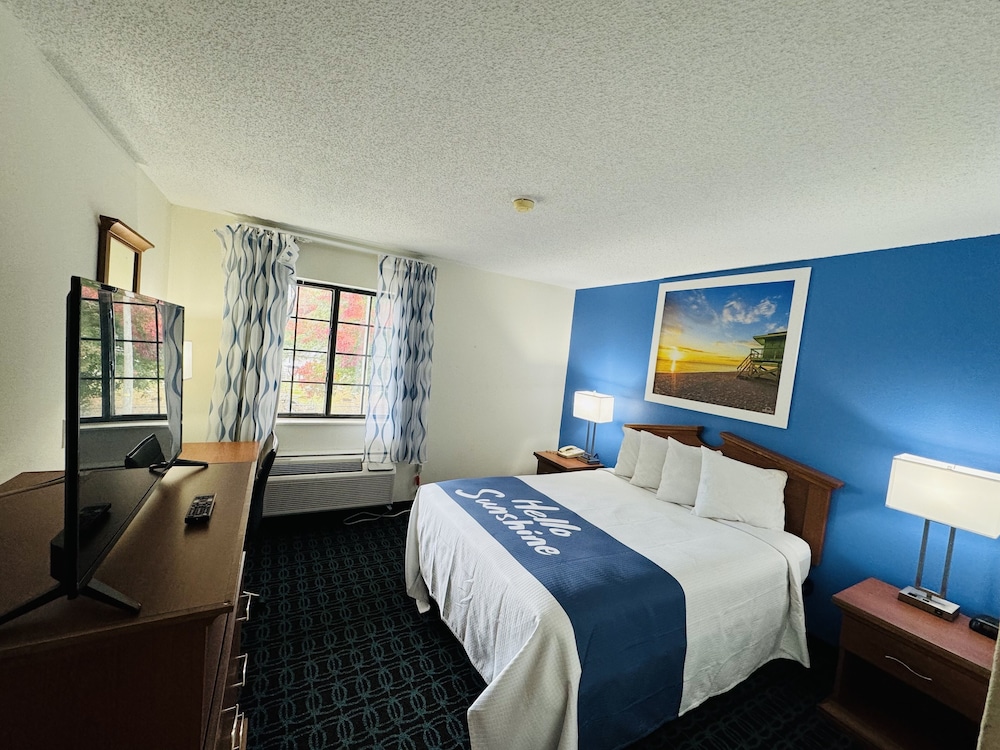 Standard Room, 1 Queen Bed, Non Smoking - Photo 1