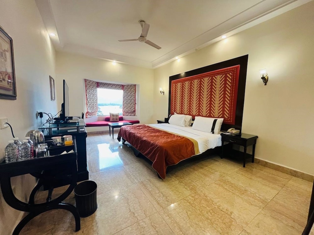 Room, 1 King Bed, Lake View - Photo 6