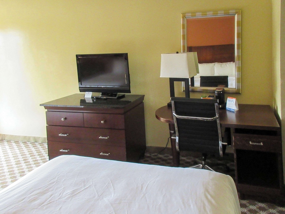 Room, 2 Double Beds, Non Smoking (Efficiency) - Photo 7