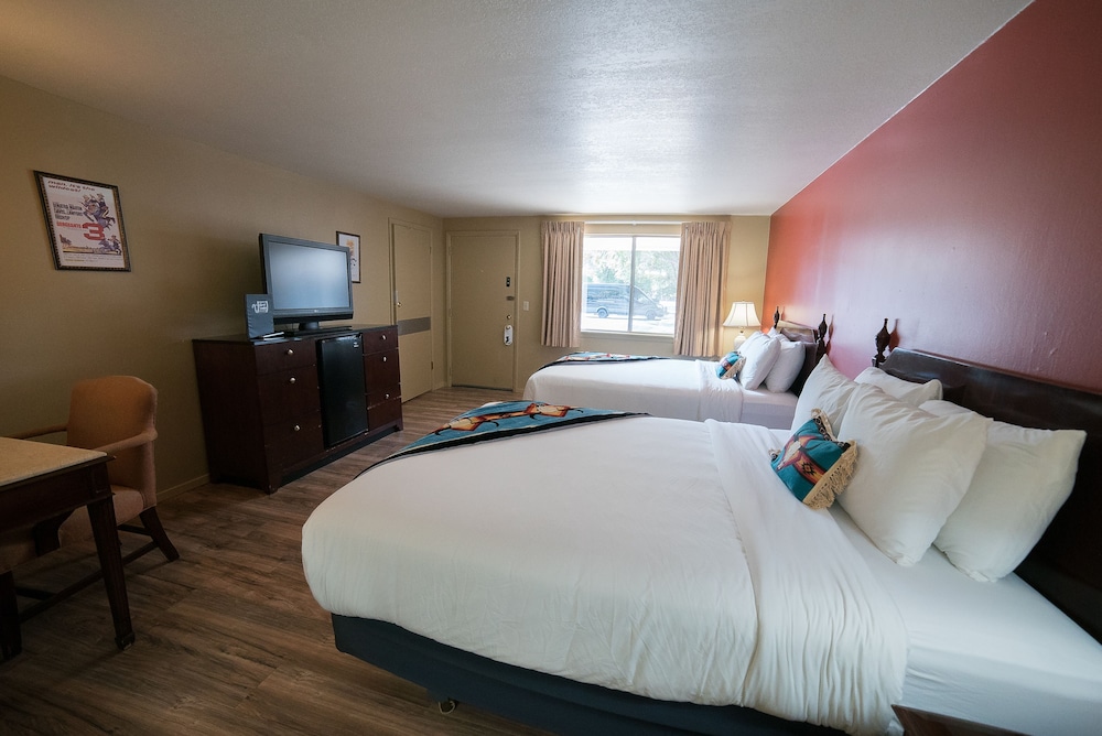 Standard Room, 2 Queen Beds photo 2