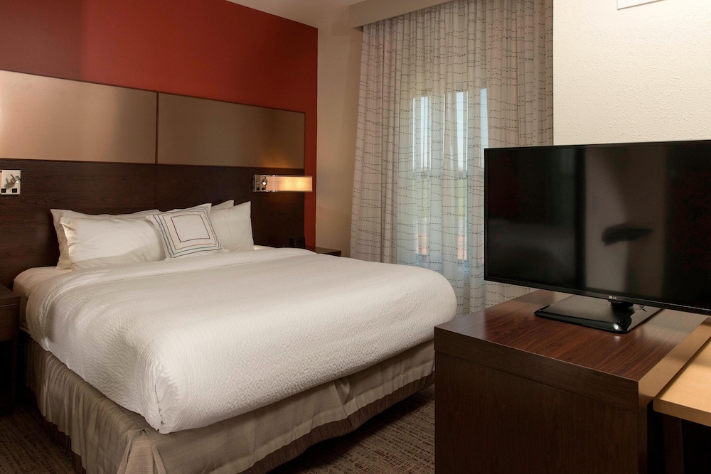 Suite, 1 Bedroom (Mobility/Hearing Access, Roll-In Shwr) photo 3