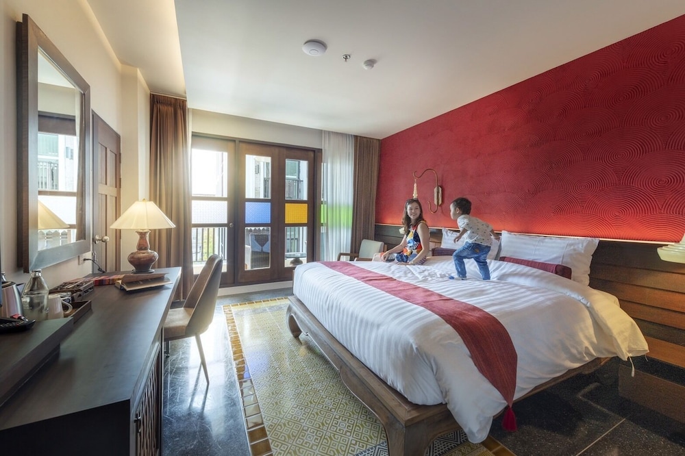 Deluxe Room, 1 King Bed, Pool View - Photo 3