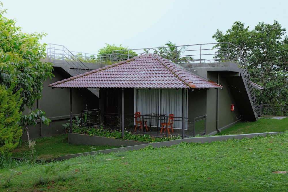 Honeymoon Cottage with Jacuzzi - Photo 14