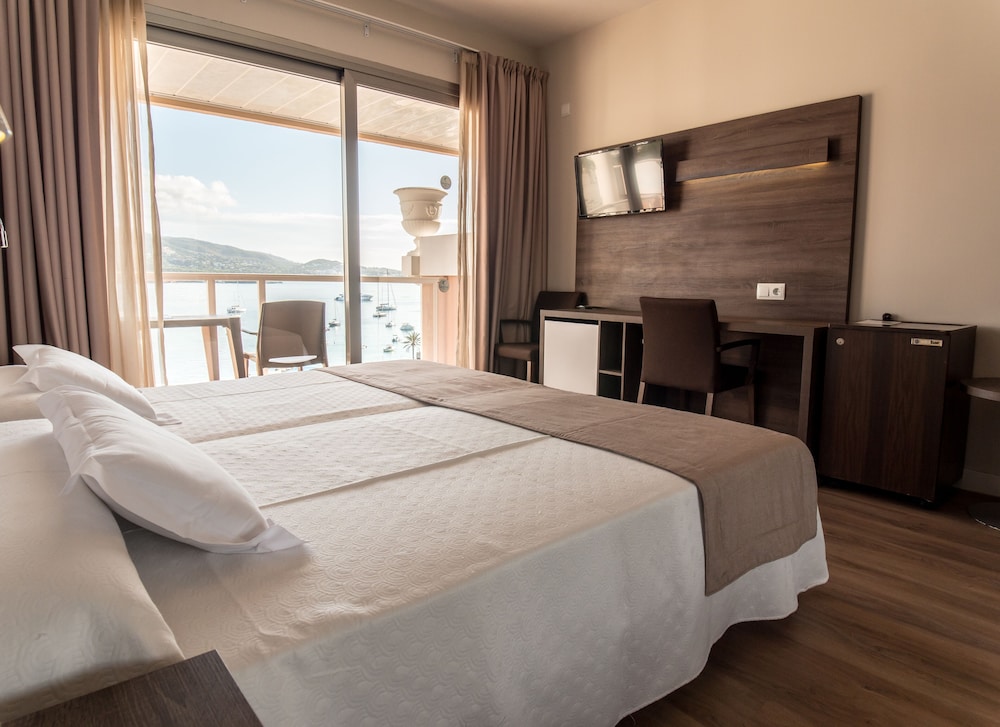 Standard Double Room, Balcony, Sea View (2 adults + 1 child)