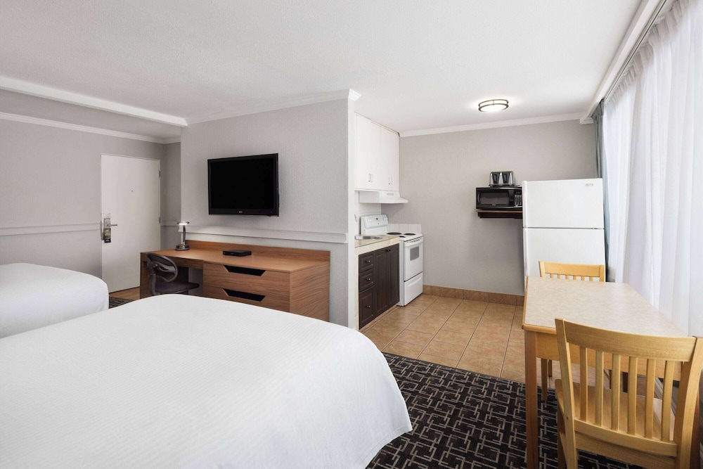 Deluxe Room, 2 Queen Beds, Non Smoking - Photo 2