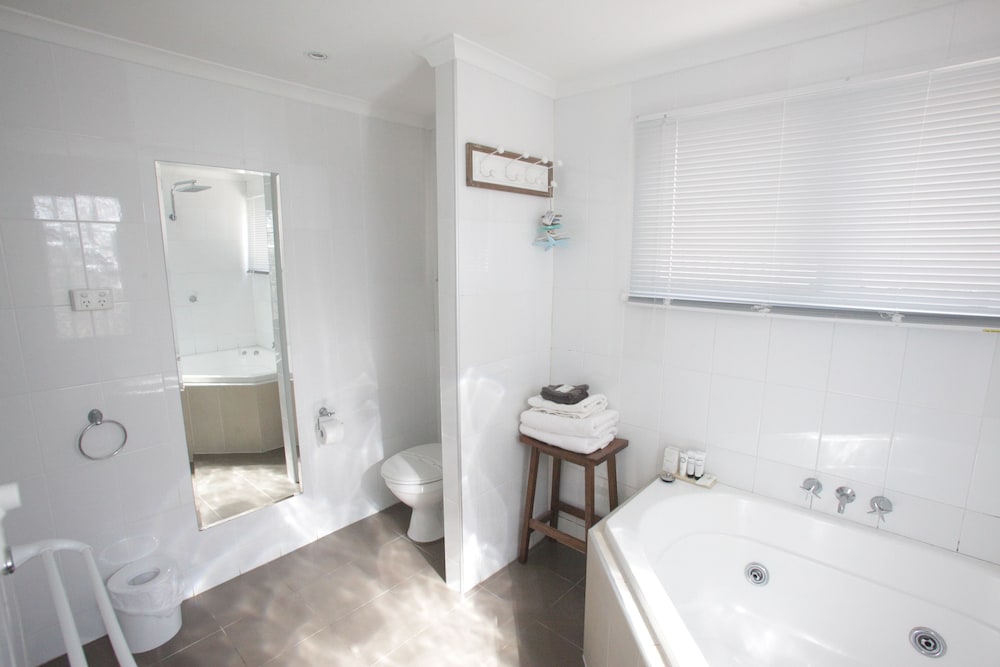 Garden - Cosy 1 Bed Apartment with Garden Patio and Water Views (Suitable for Short Stays) photo 2