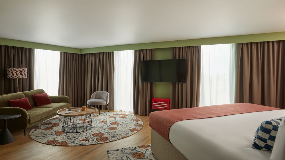 Suite, 1 King Bed (Super King) - Photo 4