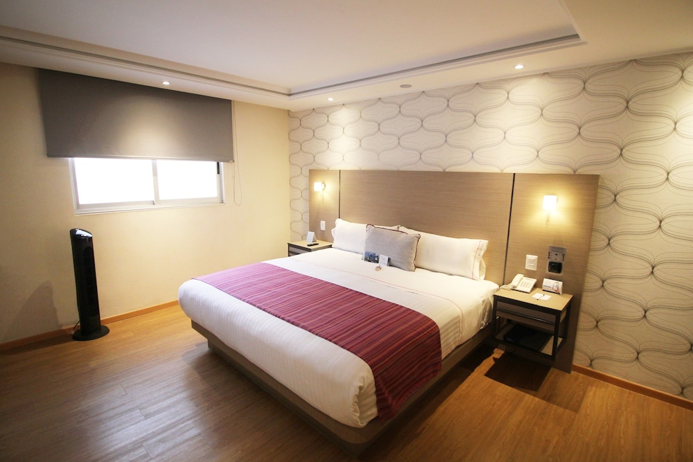 Premier Room, 1 King Bed photo 1
