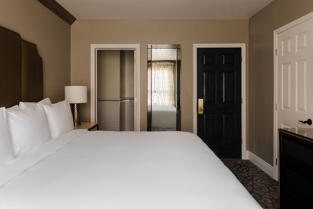 Deluxe Room, 1 King Bed - Photo 2