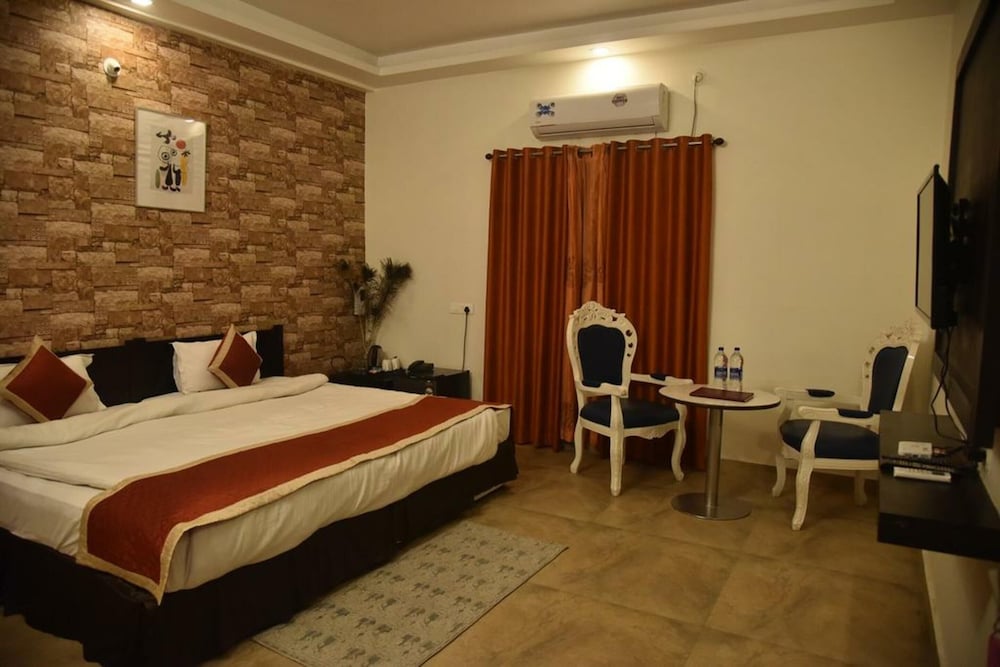 Romantic Room, 1 King Bed, City View photo 3