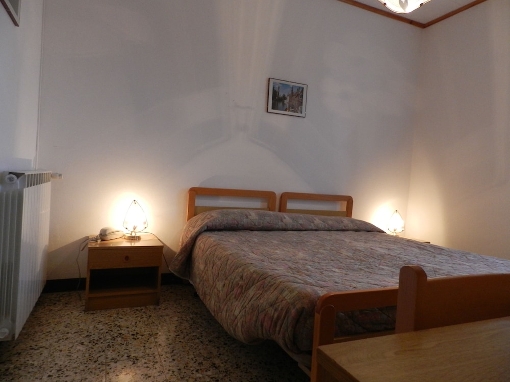 Economy Double or Twin Room (Private External Bathroom) photo 1