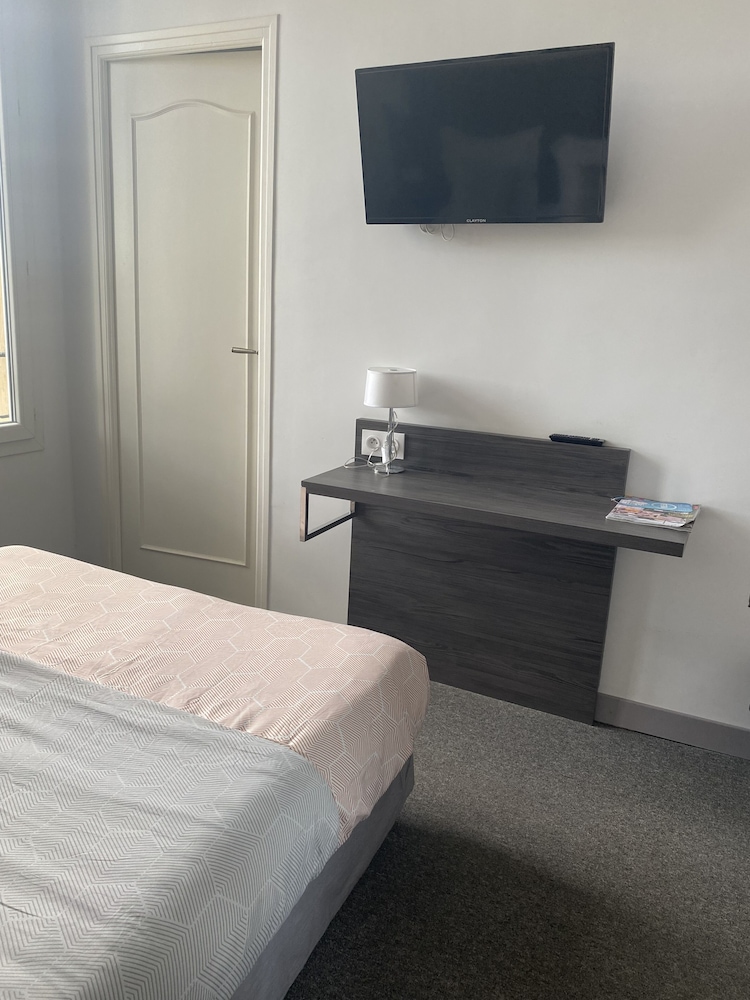 Standard Double Room - Photo 8