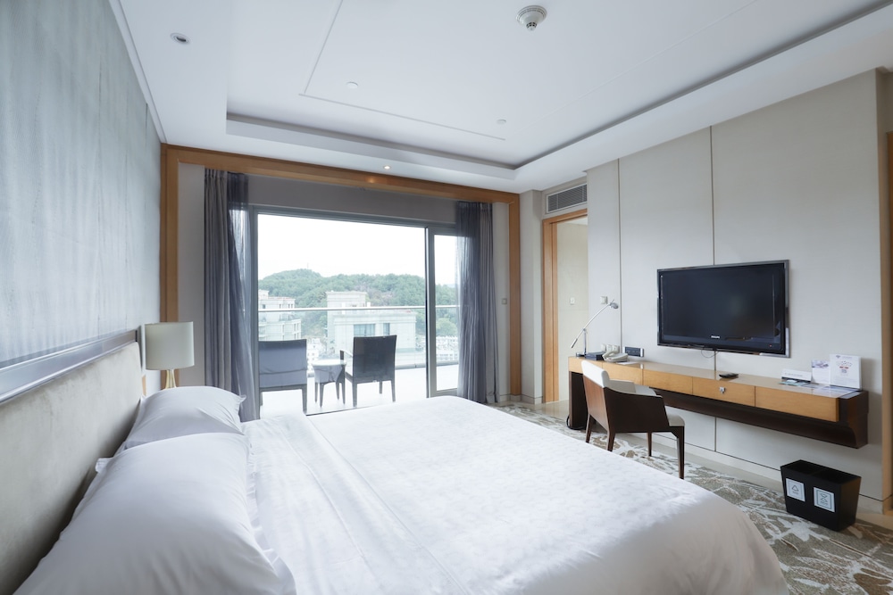 Room, 1 King Bed, Garden View - Photo 4