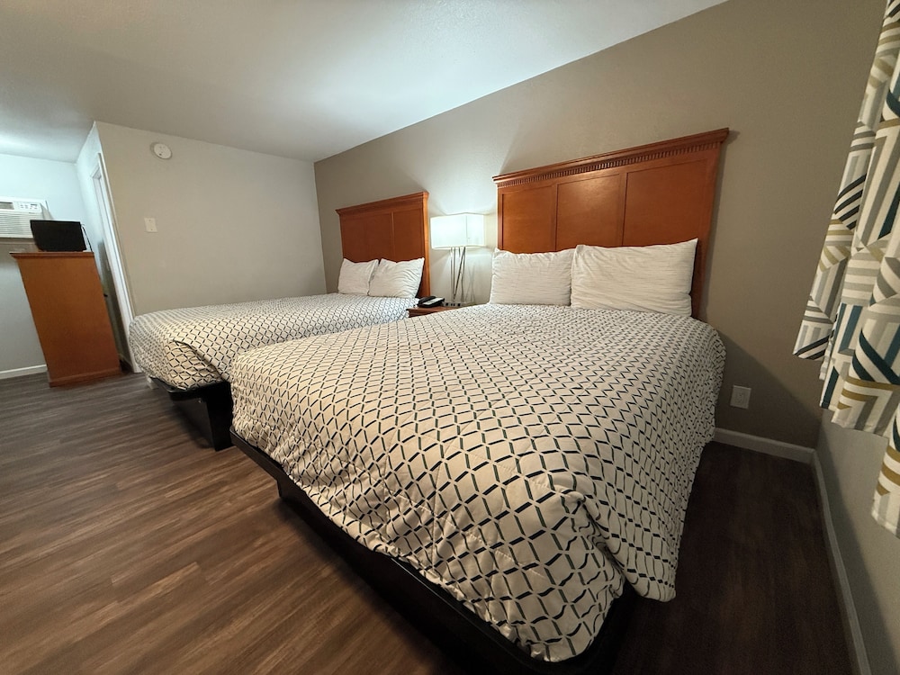 2 Queen Beds with Kitchenette