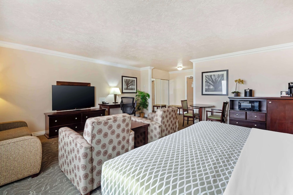 Standard Room, 1 Queen Bed, Non Smoking, Refrigerator - Photo 2