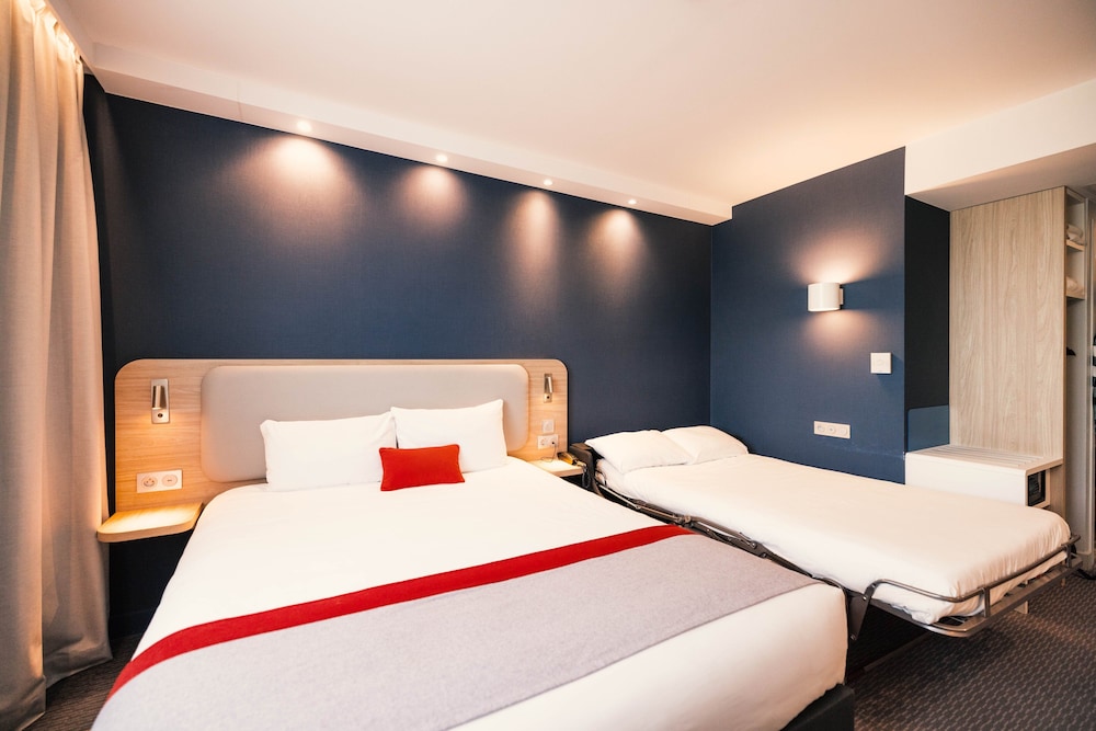 Standard Room, 1 Double Bed with Sofa bed (Airport View, Free Breakfast) thumbnail 6