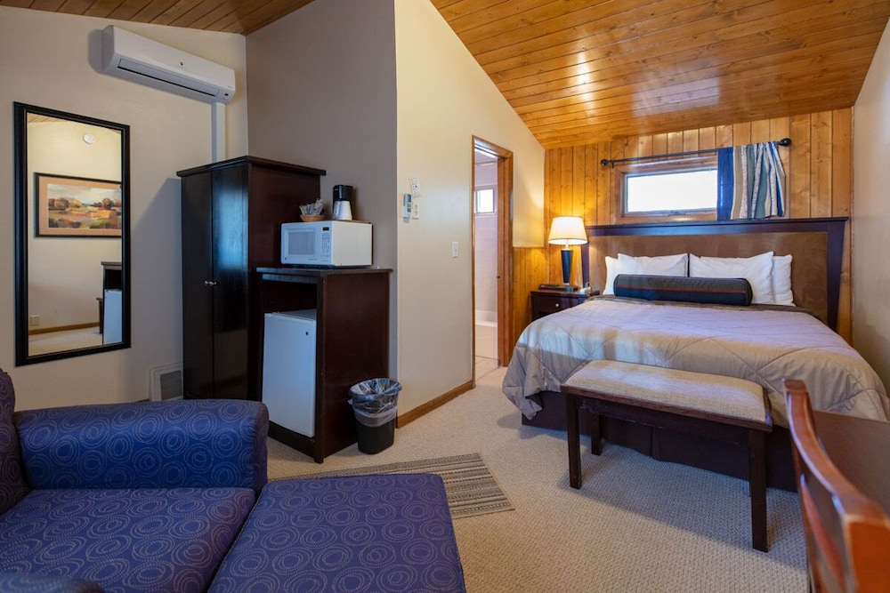 Suite, 1 Queen Bed, Mountainside